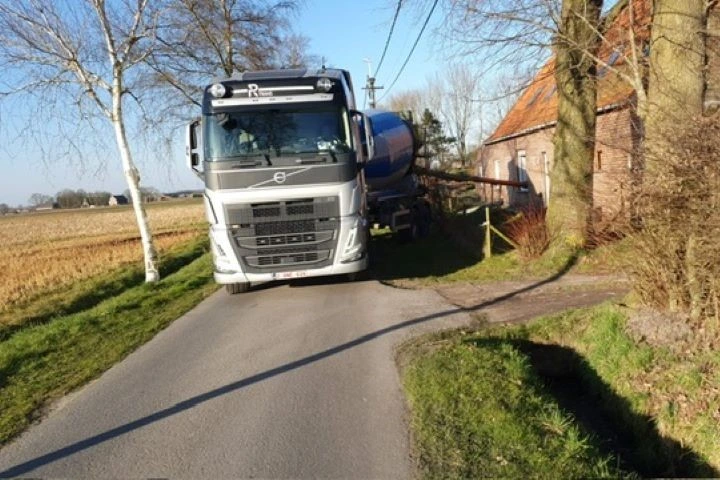 vrachtwagen met mixer