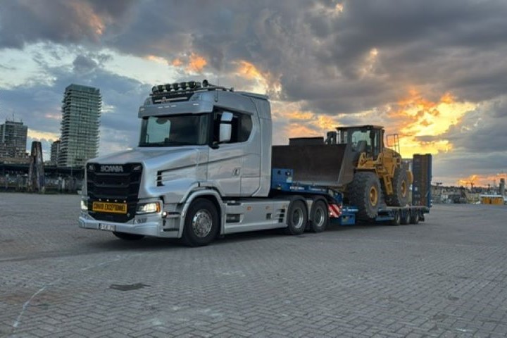 vrachtwagen met dieplader en kraan