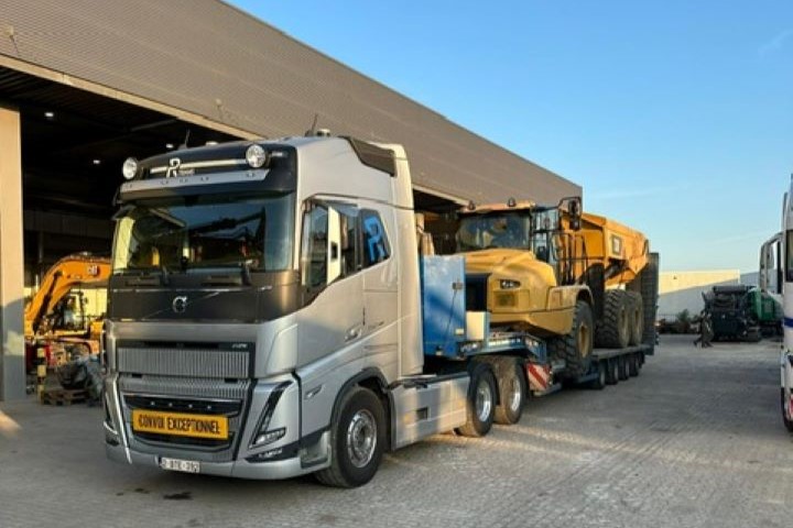 vrachtwagen met dieplader en kraan